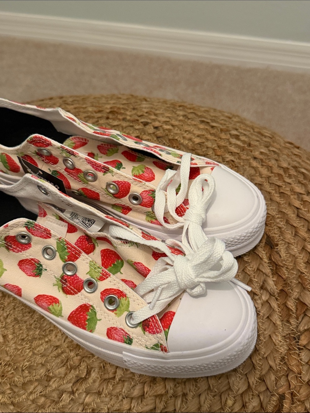 NWT custom strawberry converse - Picture 8 of 9